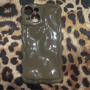 Brown Wavy iPhone 14 Case